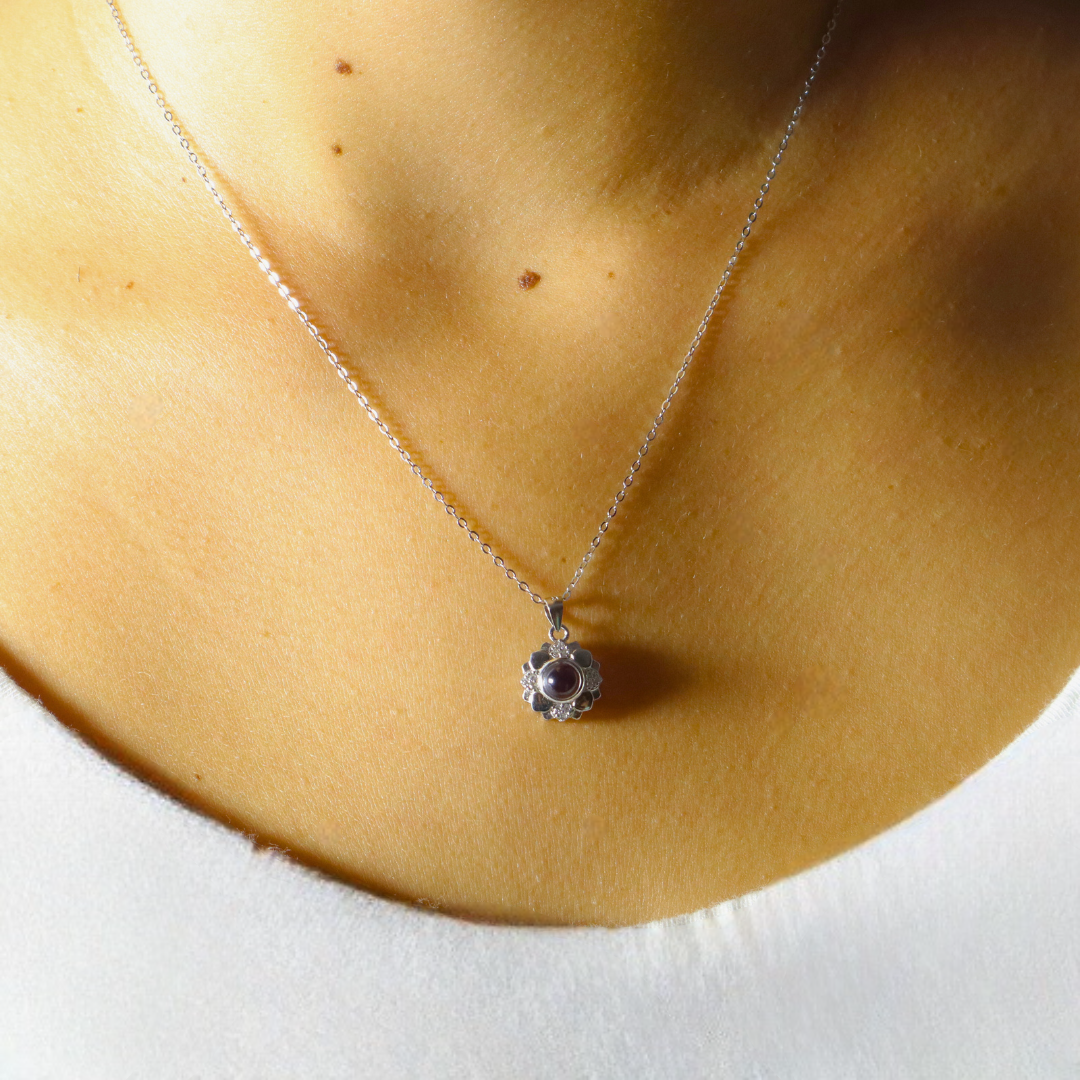 Noa flower necklace