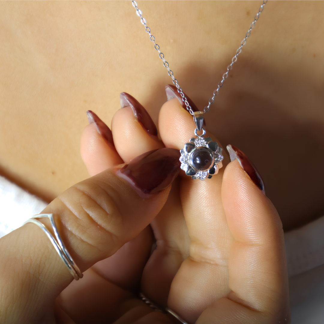 Noa flower necklace